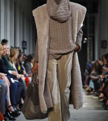الكنزة الصوفية بالياقة العالية جدا من ماكس مارا لشتاء 2018