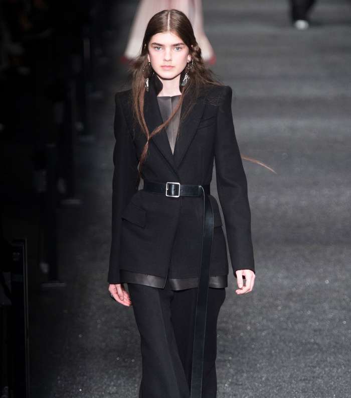 السروال الرسمي مع السترة الرسمية والحزام الجلدي على الخصر من الكسندر ماكوين لشتاء 2018