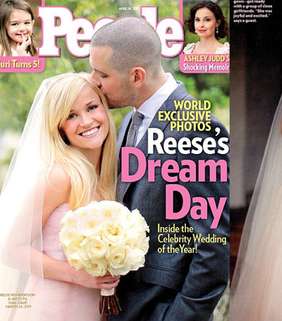 ريز ويذرسبون وفي صور زفافها التي خصّت بها مجلّة بيبول الأميركيّة ارتد فستان زفافها باللون الزهري