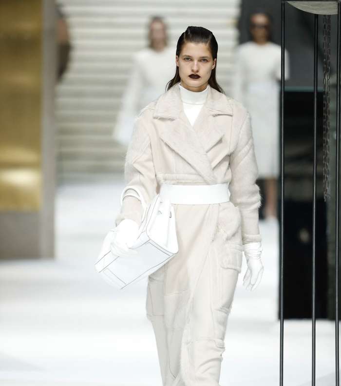 موضة معطف الفرو بالطول المتوسط مع حزام الـ Obi من مجموعة ماكس مارا ما قبل خريف 2017