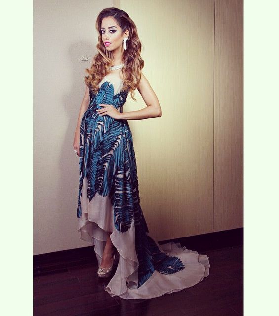 الفستان باللونين الأبيض والأزرق