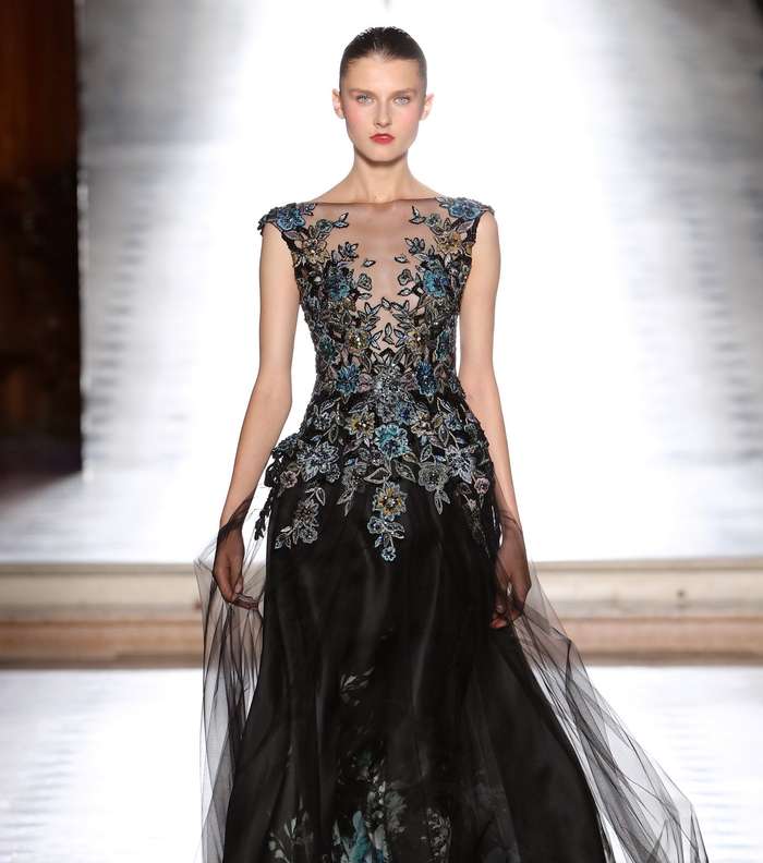 فستان التول المطبع بالازهار والمزين بالشك من طوني ورد لشتاء 2018