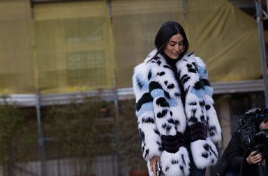 ديالا مكي تتالق بمعطف الفرو الضخم في شوارع ميلانو