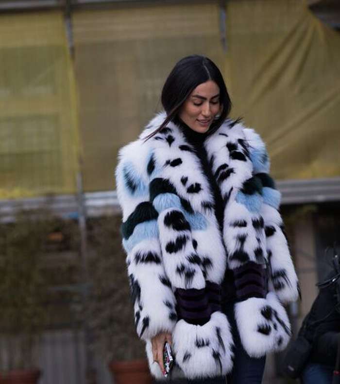 ديالا مكي تتالق بمعطف الفرو الضخم في شوارع ميلانو