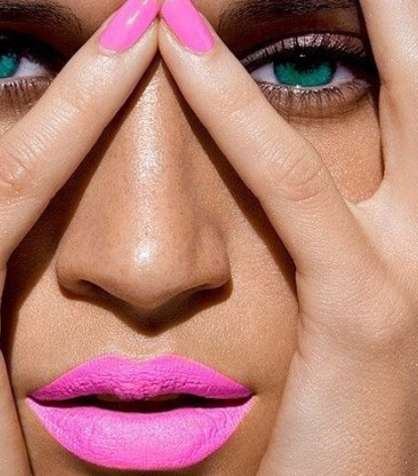 مكياج النيون للفستان الأسود