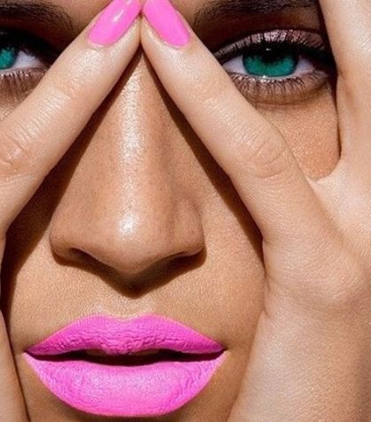 مكياج النيون للفستان الأسود