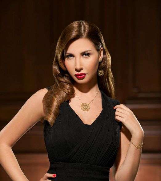 نانسي بالأحمر على الشفاه في إعلانات مجوهرات داماس 