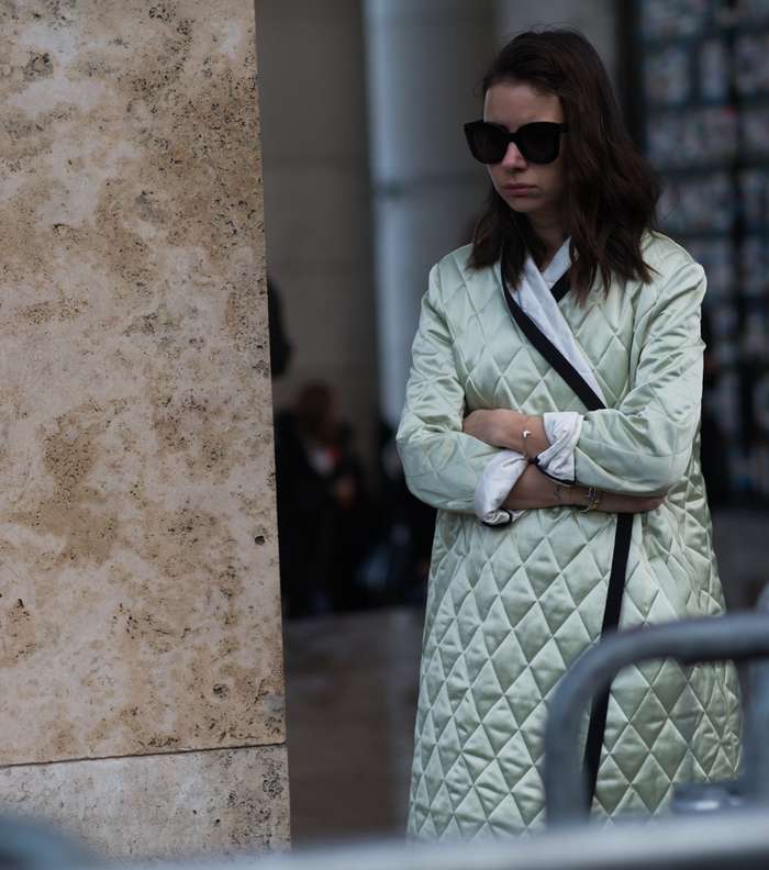 معطف مبطن أي Quilted Coat في شوارع باريس أثناء اليوم الأول من أسبوع الموضة الباريسي
