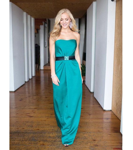 الفستان الأخضر مع الحزام الأسود