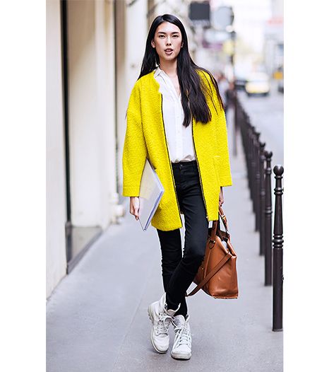 من صيحات الموضة هذا الموسم، ارتداء القميص الأبيض مع المعطف بألوان النيون