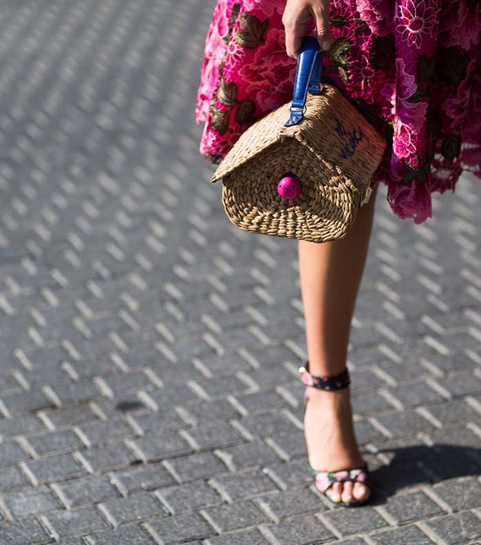 Natalia Shustova ترتدي تنورة من OTT Dubai وحقيبة KateSpade NY و حذاء كعب عالي من Givenchy