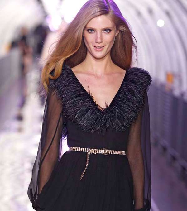 إختاري فساتين السهرة بأسلوب السبعينات