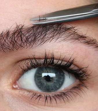 طريقة رسم الحواجب الكثيفه بالصور