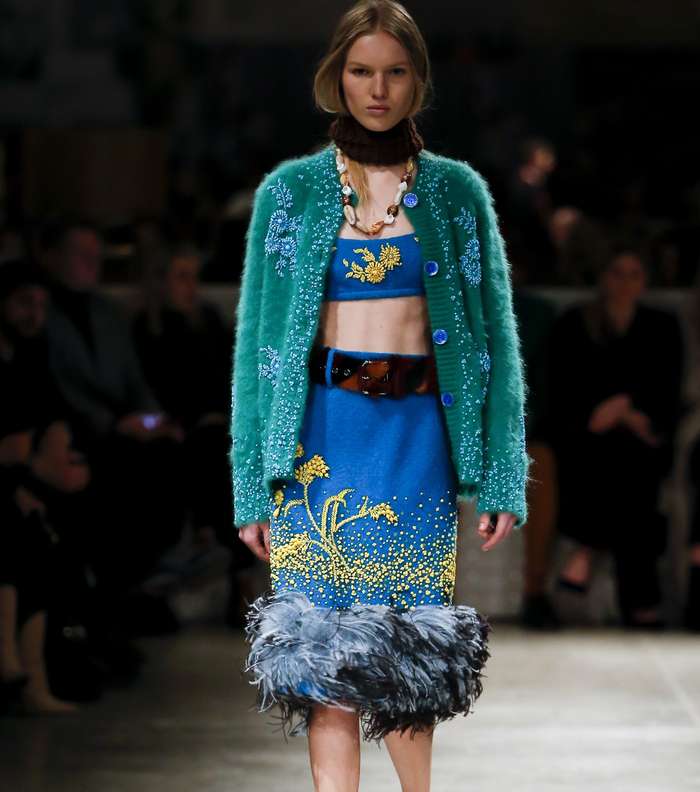 التنورة السكيني الصوفية مع الحزام على الخصر والمزينة بالشك والريش مع التوب القصيرة من برادا لشتاء 2018