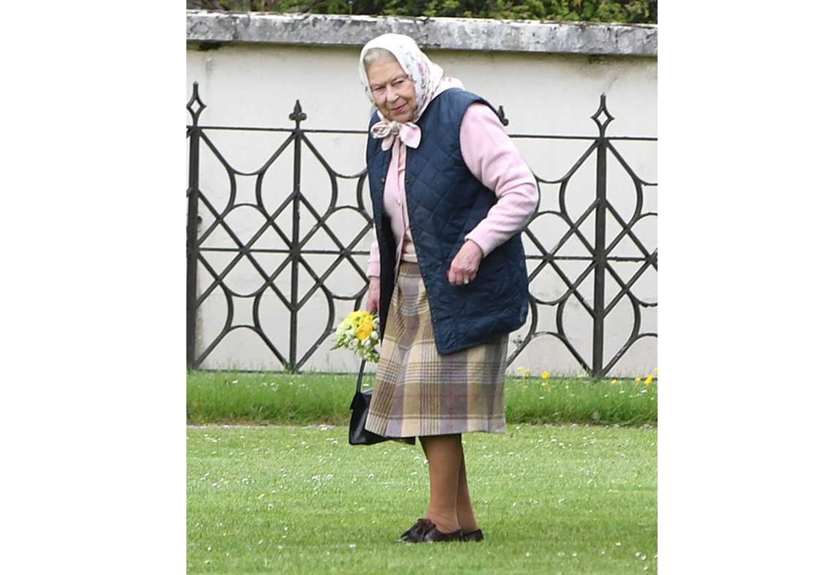 الملكة إليزابيث تخسر أناقتها المعهودة وتبدو عجوزاً عادية في زيارتها الى الأمير لويس