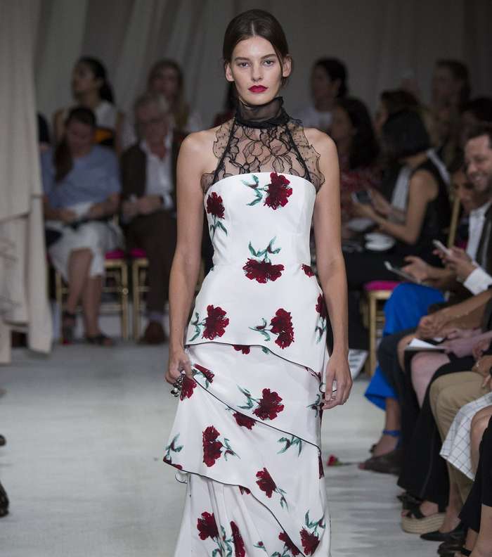 فستان اوسكار دي لا رانتا لصيف 2016 بقماش مطبع بالورود والدانتيل