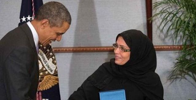أوباما يسلم جائزة اشجع امراة  لمها المنيف | انجازات المراة السعودية 