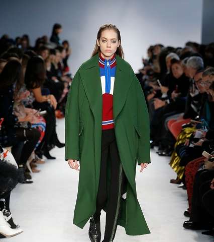كنرة مقلمة بالخطوط العريضة مع معطف ملون من مجموعة Emilio Pucci لشتاء 2017