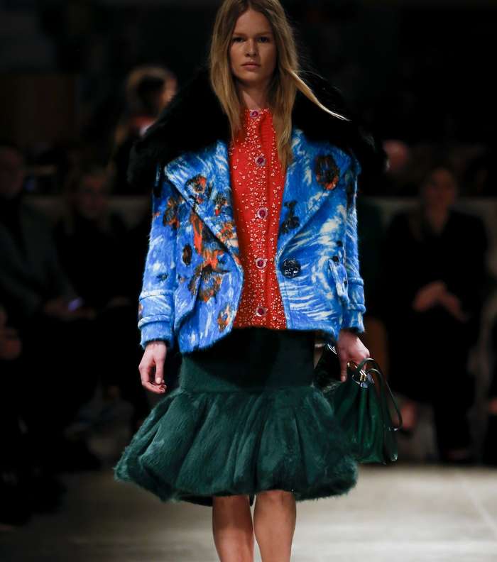 التنورة الصوفية بقصة الـ Flare مع الكنزة المزينة بالشك من برادا لشتاء 2018