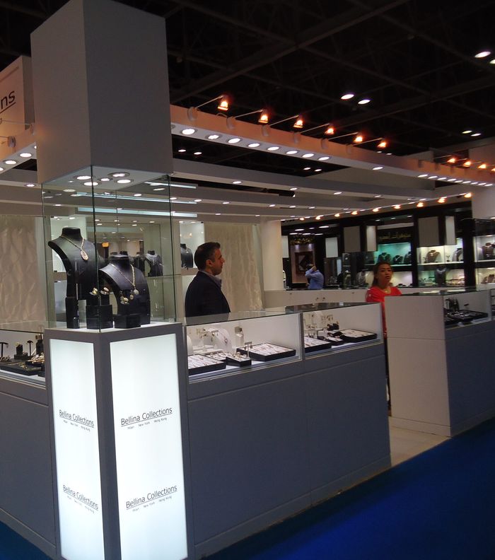 المجوهرات تضيء المعرض بلمعانها وسحرها