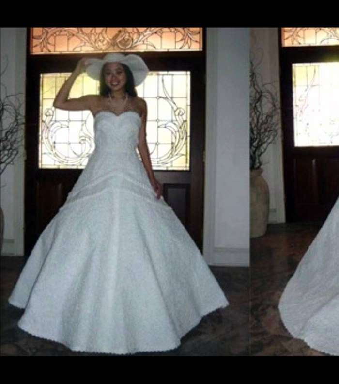 فستان زفاف مصنوع من ورق التواليت