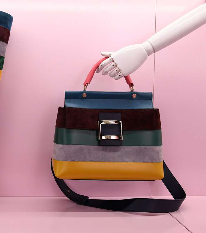 اكتشفي اجدد موديلات شنط وجزم Roger Vivier لشتاء 2018