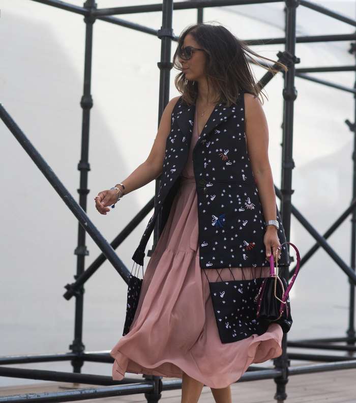 موضة الفستان الفضفاض مع البلايزر الطويلة المطبعة بالأشكال من شوارع دبي في اليوم الثاني  من فاشن فوروورد