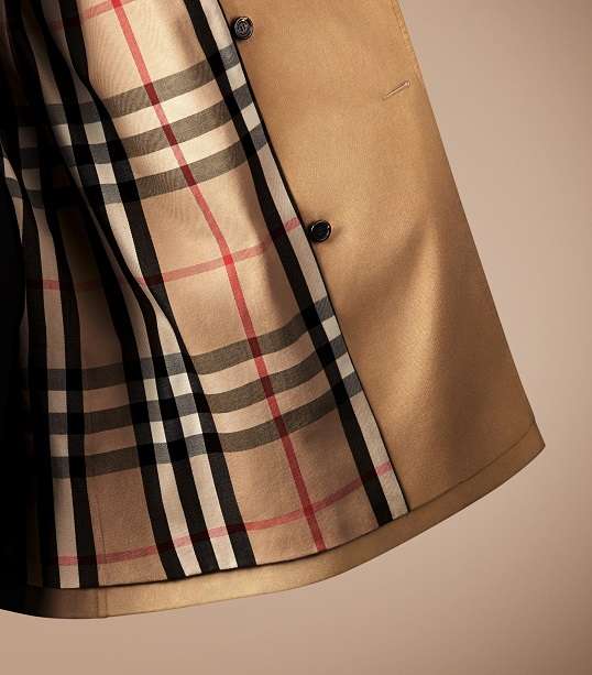 من القطع الأساسية في خزانة كلّ امرأة معطف Burberry الـ Trench Coat