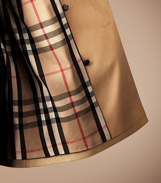 من القطع الأساسية في خزانة كلّ امرأة معطف Burberry الـ Trench Coat