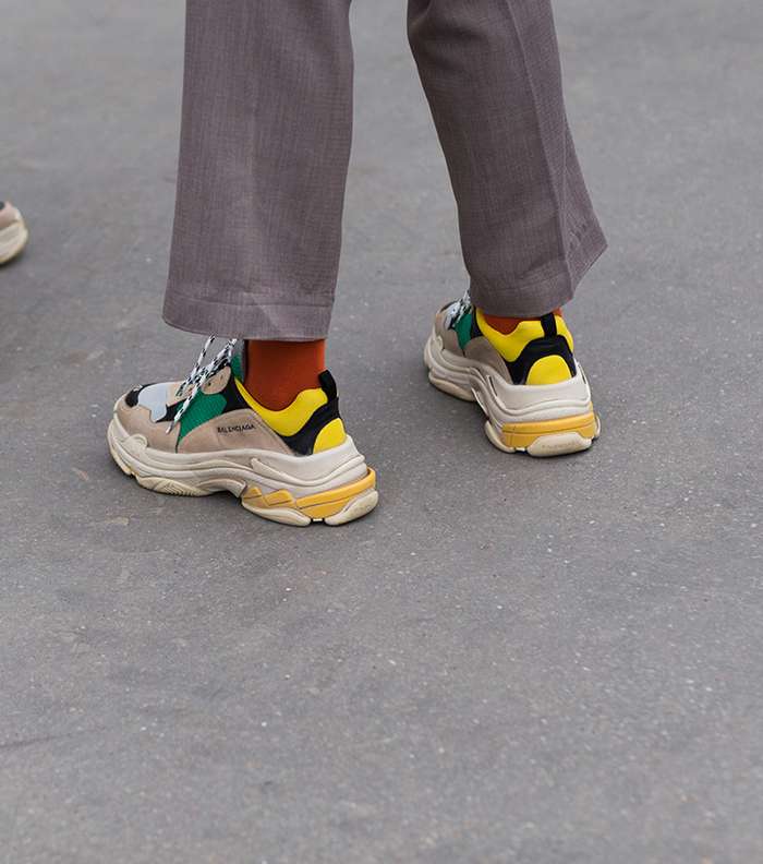 احذية Balenciaga تسيطر على الشوراع الباريسية خلال اسبوع الموضة