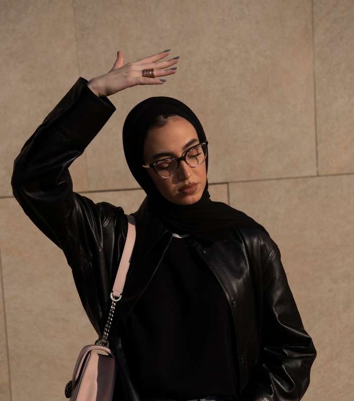 لينا الغوطي ترتدي نظارات بولغري وتتالق بحقيبة سربنتي