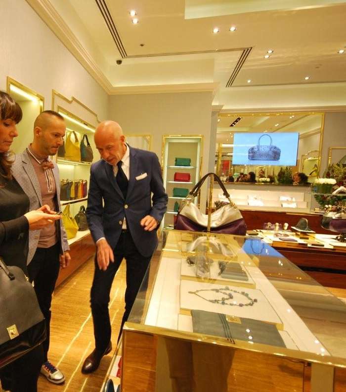 كبير مصممي FURLA يشرح بعض التصميمات