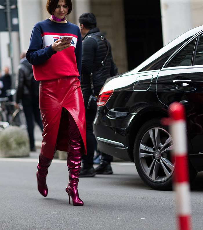 تنورة جلدية بالشق الواسع  في شوارع ميلانو خلال اسبوع الموضة
