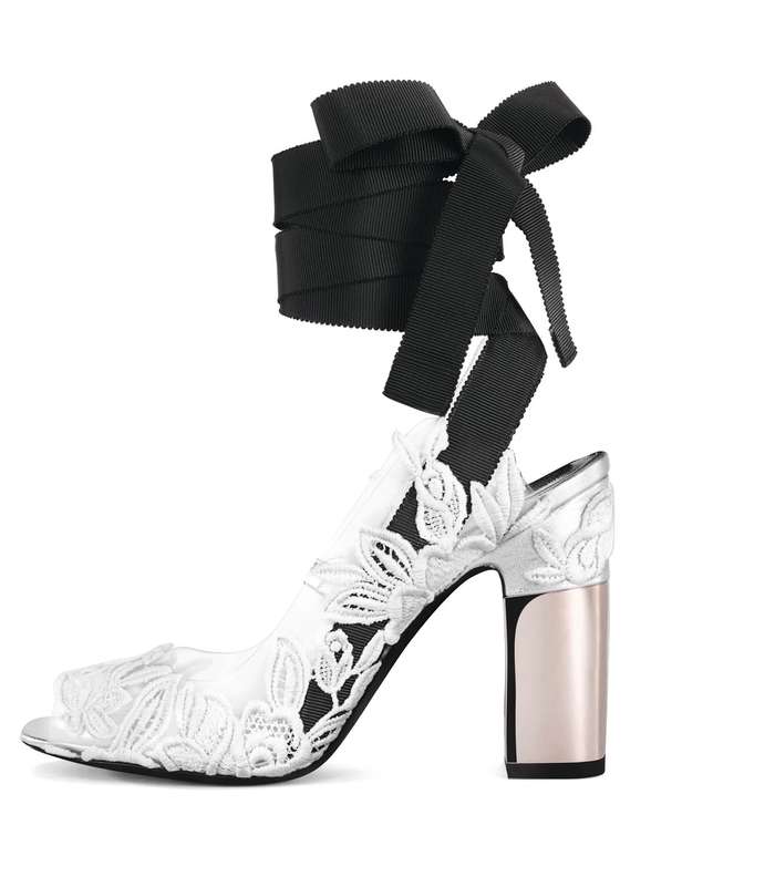 حذاء الدانتيل مع الشرائط على الكاحل من روجيه فيفييه لصيف 2017