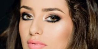رسمة العين تبرز شكل العيون اللوزية