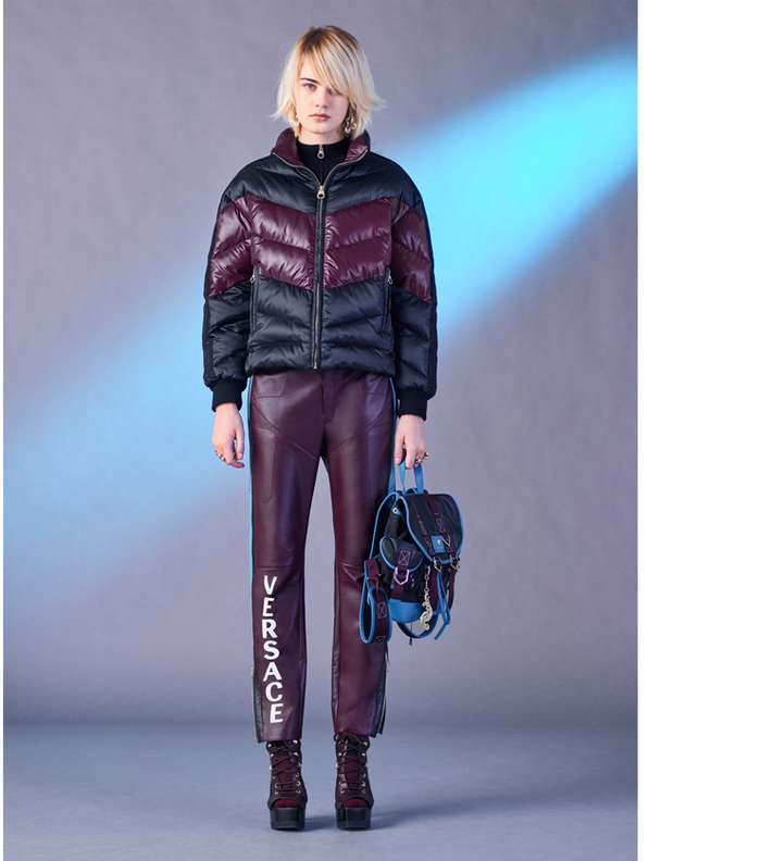 سروال مميز بقماش جلدي مطبع بشعار فيرساتشي من مجموعة ما قبل خريف 2017