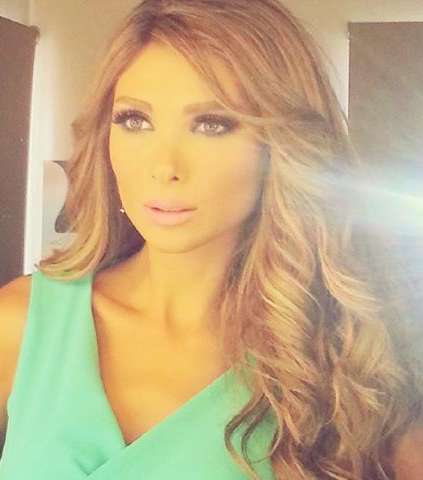 ألين وطفا بالشعر الاشقر ومكياج العيون البارزة