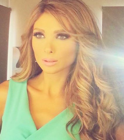 ألين وطفا بالشعر الاشقر ومكياج العيون البارزة