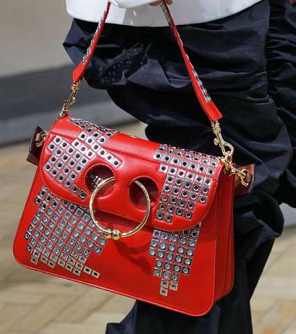 اختاري لهذا الموسم حقيبة JW Anderson