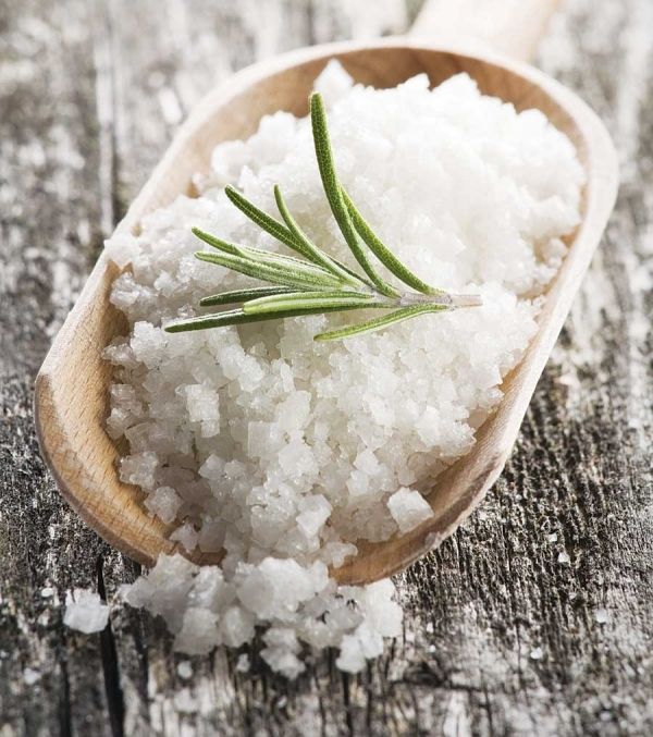 الملح الخشن...أنسب المواد الطبيعية لتقشير البشرة 
