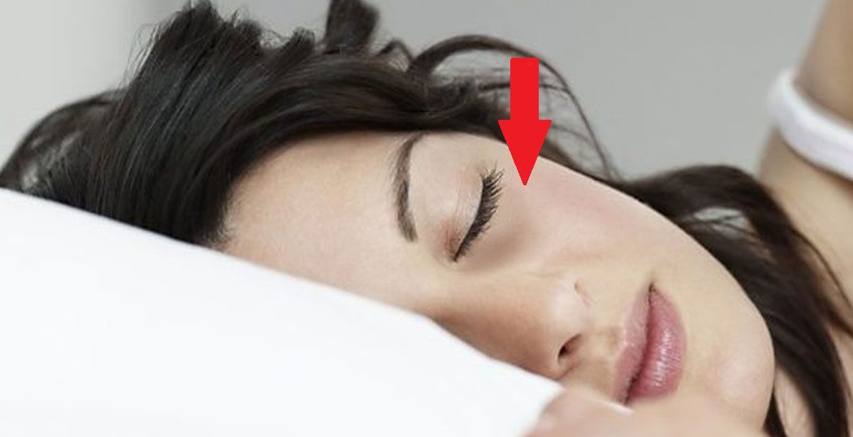 هذه الوضعية في النوم تخلصك من الهالات السوداء من دون مجهود!