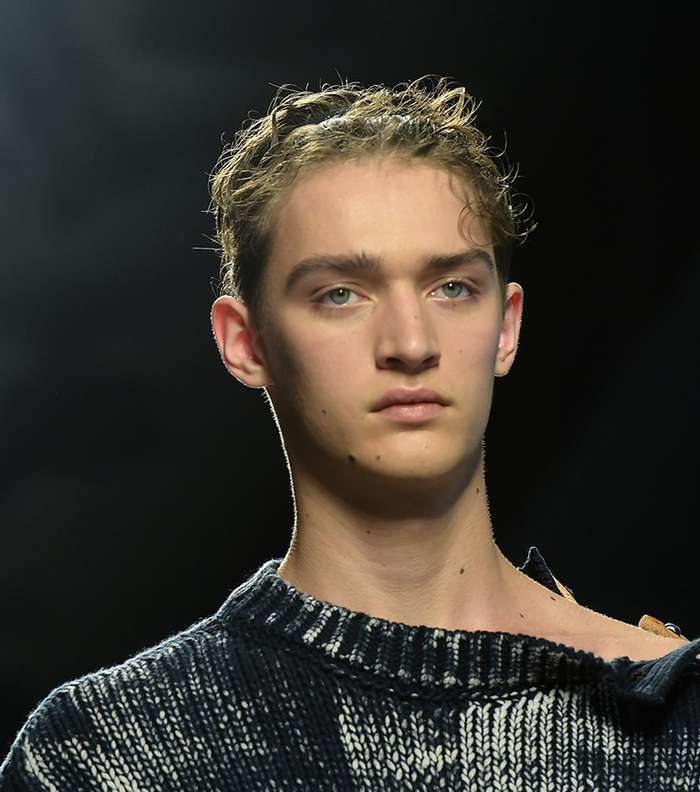 من هو والد هذا الشاب من المشاهير؟