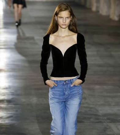 الجينز مع التوب بالقصة المنخفضة على الصدر من سان لوران لصيف 2017