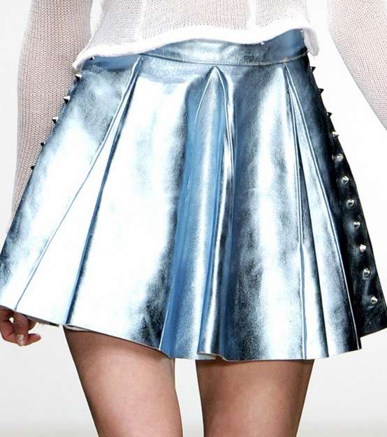 تنورة بموضة الميتاليك وباللون الفضي لشتاء 2013