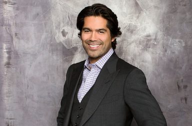 مصمم الأحذية الشهير براين آتوود