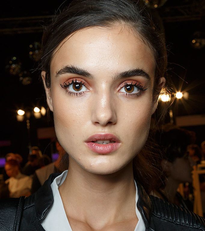 ماكياج بشرة متألق مع DSquared2