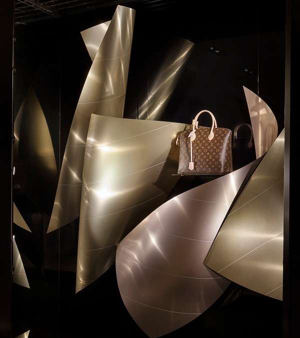 تصميم واجهة متاجر Louis Vuitton بالمعدن الفاخر