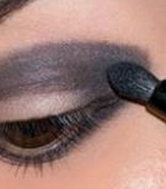 تطبيق مكياج عيون بالصور خطوة خطوة