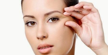 علاج الخطوط تحت العين بأساليب عدة