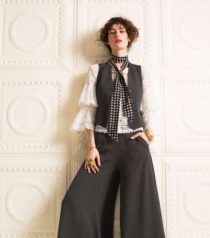 موضة الاقمشة المنقطة والقميص باكمام الكشاكش والشال الرفيع من تمبرلي لندن